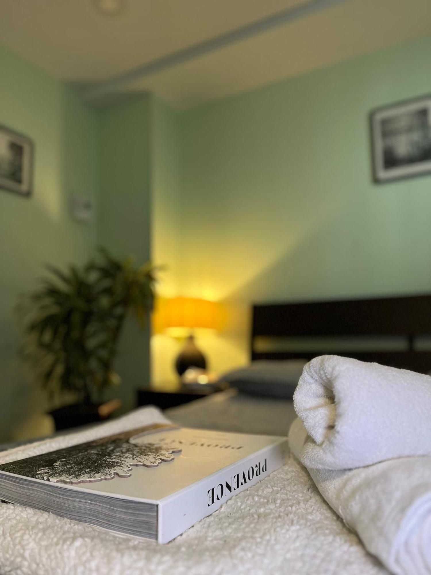 Apartamento Complet, Proche Metro, Parking Gratuit *