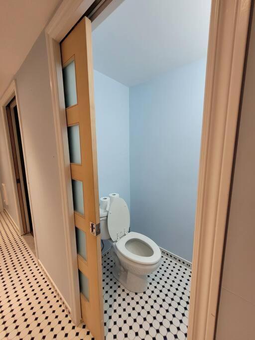 Appartement Complet, Proche Metro, Parking Gratuit *
